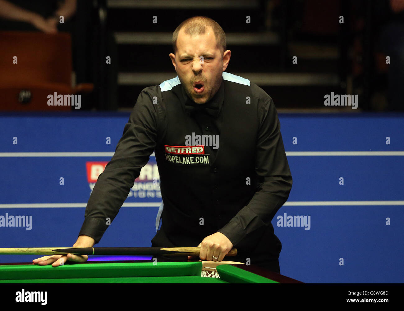Barry Hawkins reagiert während seines Spiels mit Zhang Anda am vierten Tag der Betfred Snooker World Championships im Crucible Theatre, Sheffield. Stockfoto