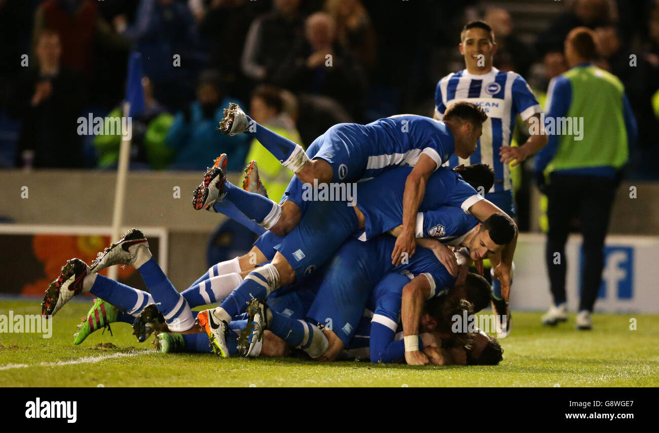 Connor Goldson von Brighton und Hove Albion wird von seinen Teamkollegen zum dritten Tor während des Sky Bet Championship-Spiels im AMEX Stadium in Brighton gratuliert. Stockfoto