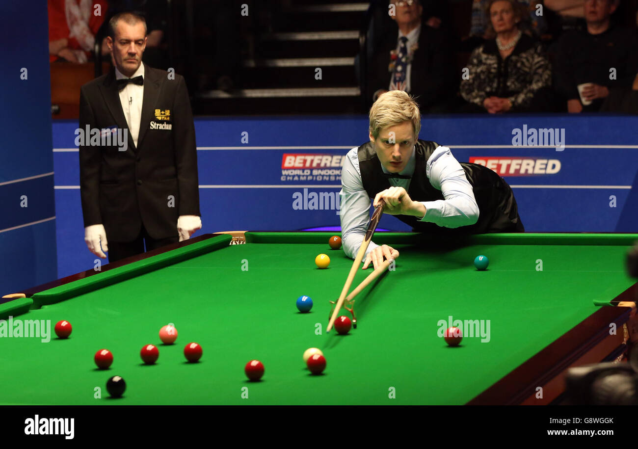 Neil Robertson im Einsatz gegen Michael holt am vierten Tag der Betfred Snooker World Championships im Crucible Theatre, Sheffield. Stockfoto
