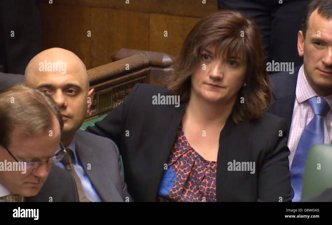 Bildungsministerin Nicky Morgan hört sich während der Fragen des Premierministers im Unterhaus, London, an. Stockfoto