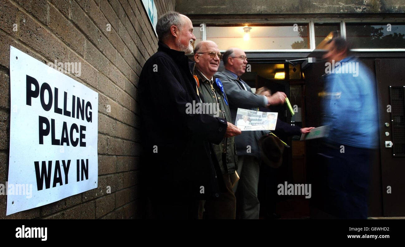 (Von links) Liberaldemokrat-Kandidat für Glasgow Cathcart Arthur Sanderson, konservativer Parteiarbeiter Iain Dyer und SNP-Schatzmeister für Coatbridge und Chryston Eric Martin klattern vor dem Wahllokal der St. Oswald's School während der Nachwahl von Cathcart am Donnerstag, dem 29. September 2005. Die Nachwahl wurde durch den Rücktritt des ehemaligen Labour-Kollegen und des MSP Mike Watson ausgelöst, der nach einem Brand in einem Hotel in Edinburgh für 16 Monate ins Gefängnis kam. Siehe PA Story POLITISCHE Nachwahlen. DRÜCKEN SIE VERBANDSFOTO. Der Bildnachweis sollte lauten: Danny Lawson/PA Stockfoto