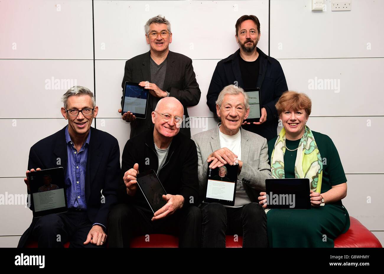 (Hintere Reihe, von links) Richard Loncraine, Toby Evetts und (vordere Reihe, von links) Jonathan Bate, Patrick Uden, Sir Ian McKellen und Margaret Bartley nahmen an der Vorstellung der neuen Shakespeare-App im BFI auf der Southbank in London Teil. Stockfoto