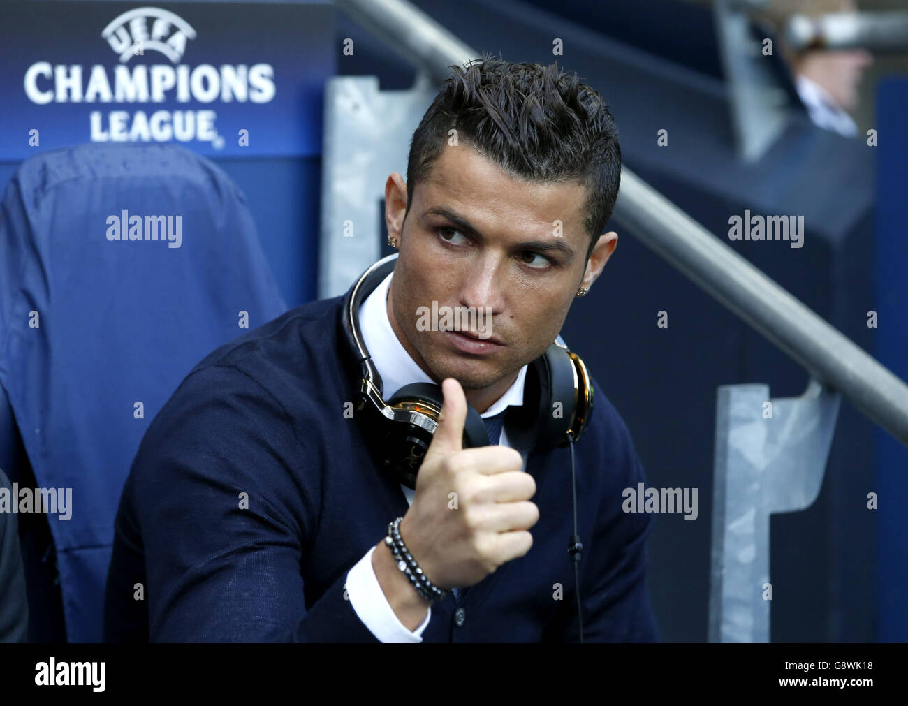 Cristiano Ronaldo Von Real Madrid Sitzt Im Dugout Vor Der UEFA cristiano-ronaldo-von-real-madrid-sitzt-im-dugout-vor-der-uefa
