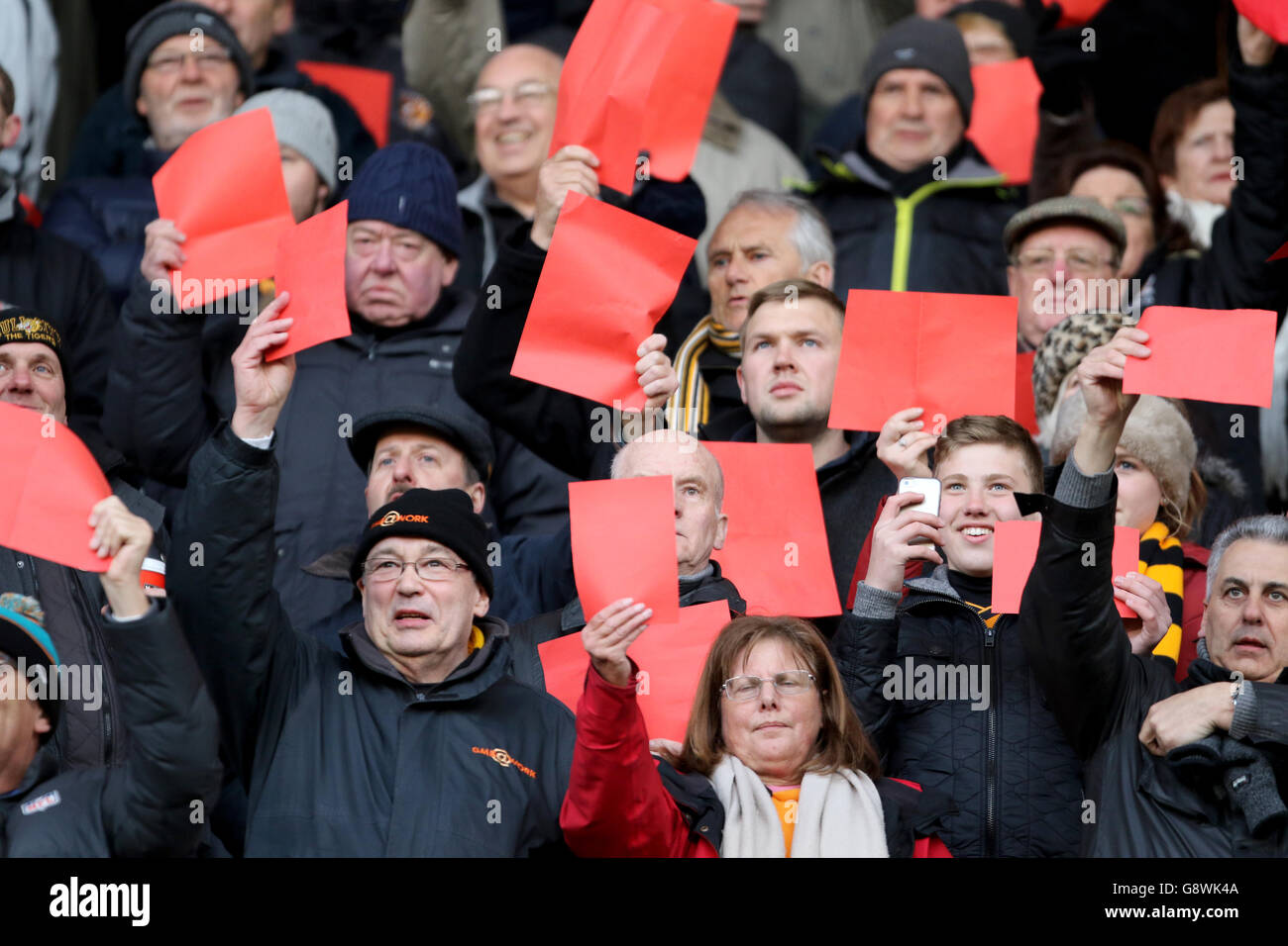 Hull City Fans protestieren mit roten Karten während des Sky Bet Championship Spiels im KC Stadium, Hull. Stockfoto