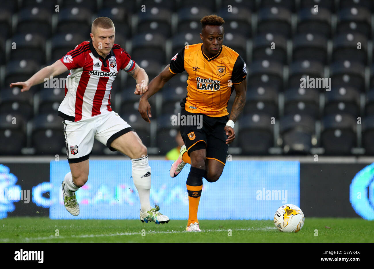 Moses Odubajo von Hull City (rechts) und Jake Bidwell von Brentford kämpfen während des Sky Bet Championship-Spiels im KC Stadium, Hull, um den Ball. Stockfoto