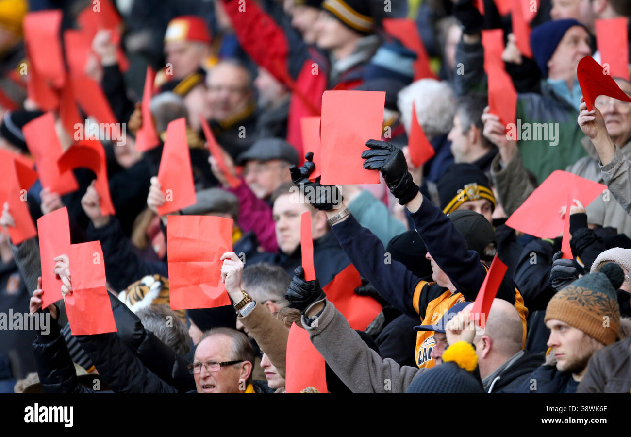 Hull City gegen Brentford - Sky Bet Championship - KC Stadium. Hull City-Fans protestieren mit roten Karten während des Sky Bet Championship-Spiels im KC Stadium, Hull. Stockfoto