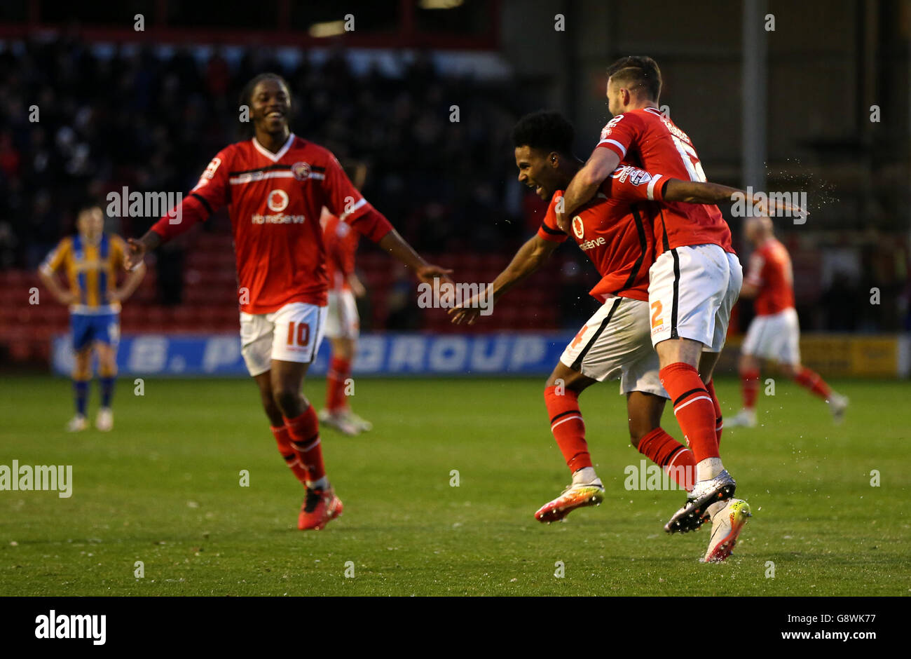 Walsall gegen Shrewsbury Town - Sky Bet League One - Banks's Stadium. Rico Henry von Walsall (Mitte) feiert das zweite Tor seines Spielers Stockfoto