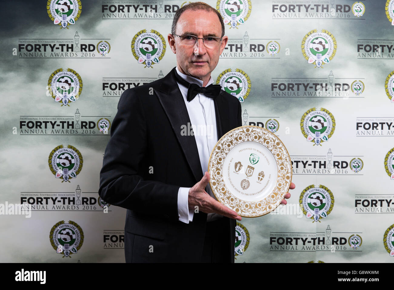 Manager der Republik Irland Martin O'Neill mit einer Gedenktafel für die Qualifikation zur Euro 2016 während der PFA Awards 2016 im Grosvenor House Hotel, London. Stockfoto