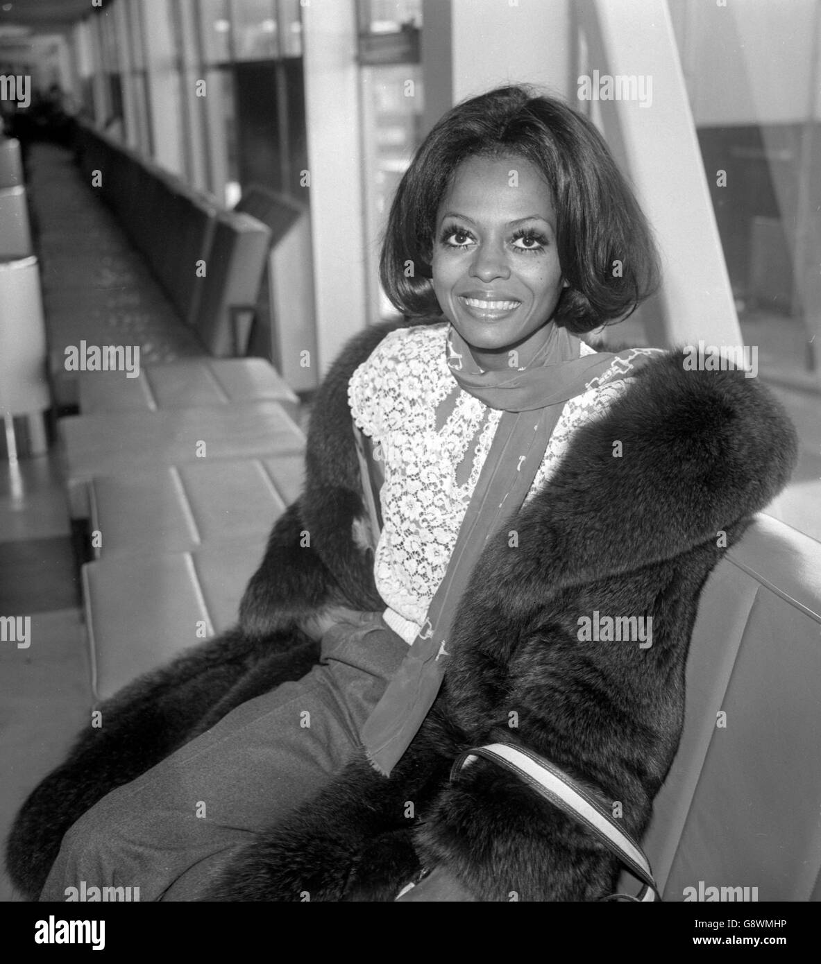 Diana Ross kommt von Amerika aus am Flughafen Heathrow an, um die Premiere ihres Films „Lady Sings the Blues“ in London zu sehen. Stockfoto