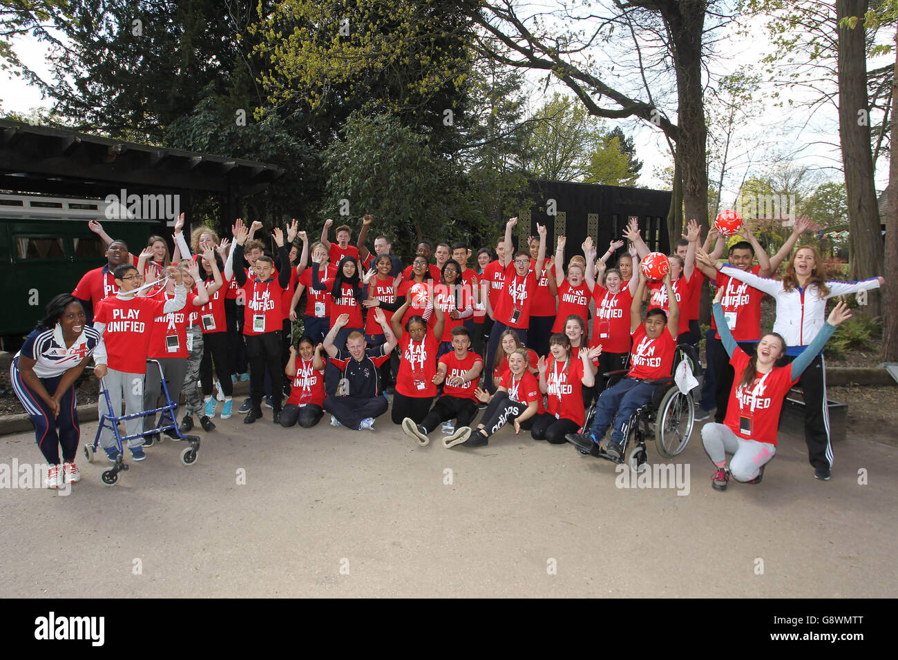 REDAKTIONELLE VERWENDUNG JEANETTE Kwakye (links) und Kate Grey (rechts), die Paralympische Sportlerin, treffen sich zu einem Jugendgipfel für Play Unified, eine neue Kampagne von Special Olympics Großbritannien, die in Zusammenarbeit mit dem Youth Sport Trust durchgeführt wird, Junge Menschen mit und ohne intellektuelle Behinderungen im Gilwell Park in London zu positiven Vorbildern in ihren Schulen zu ermutigen und am Sport teilzunehmen. Stockfoto