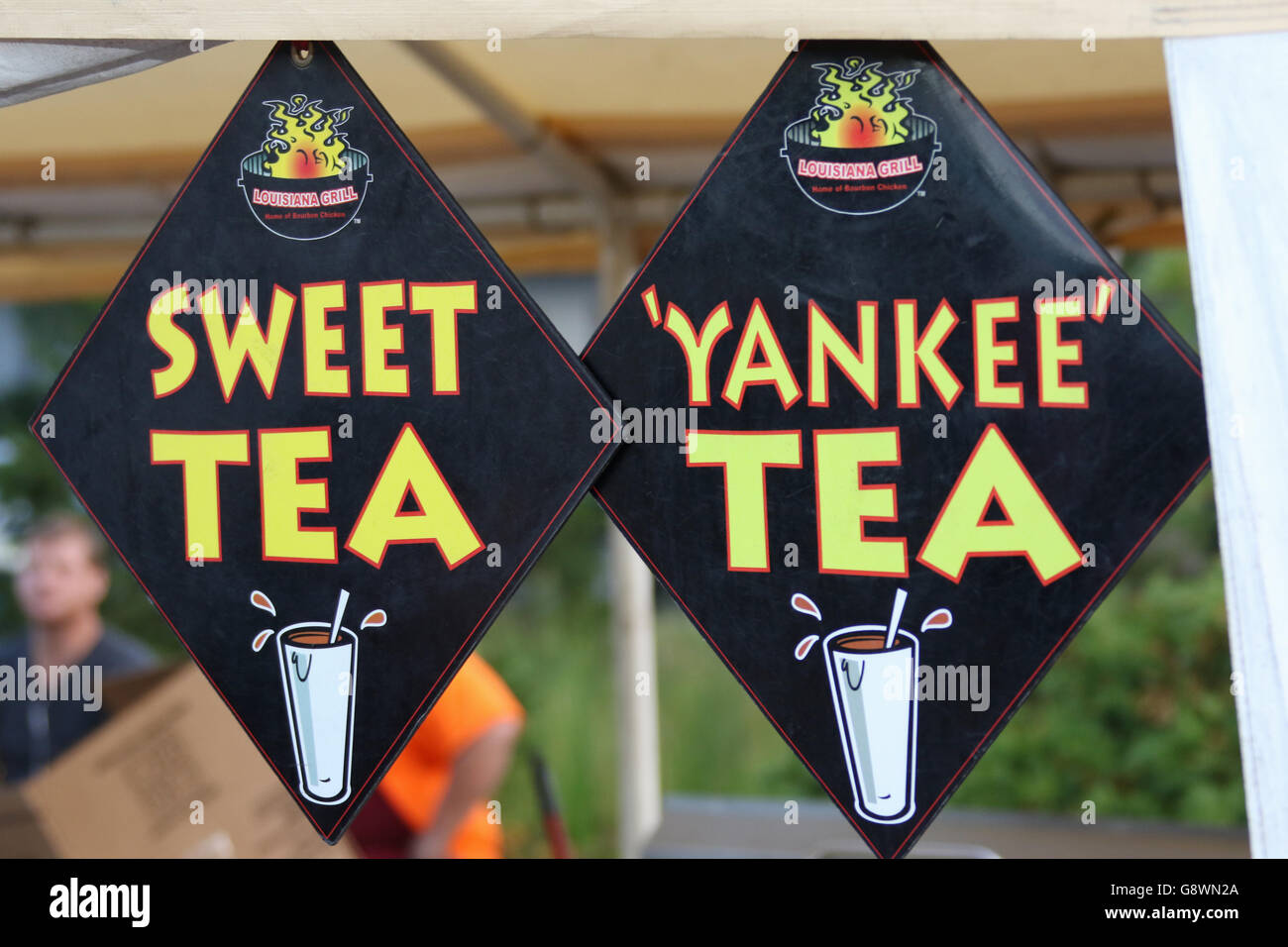 Sweet Tea und Yankee Tee Zeichen. Beavercreek Popcorn Festival. Beavercreek, Dayton, Ohio, USA. Stockfoto