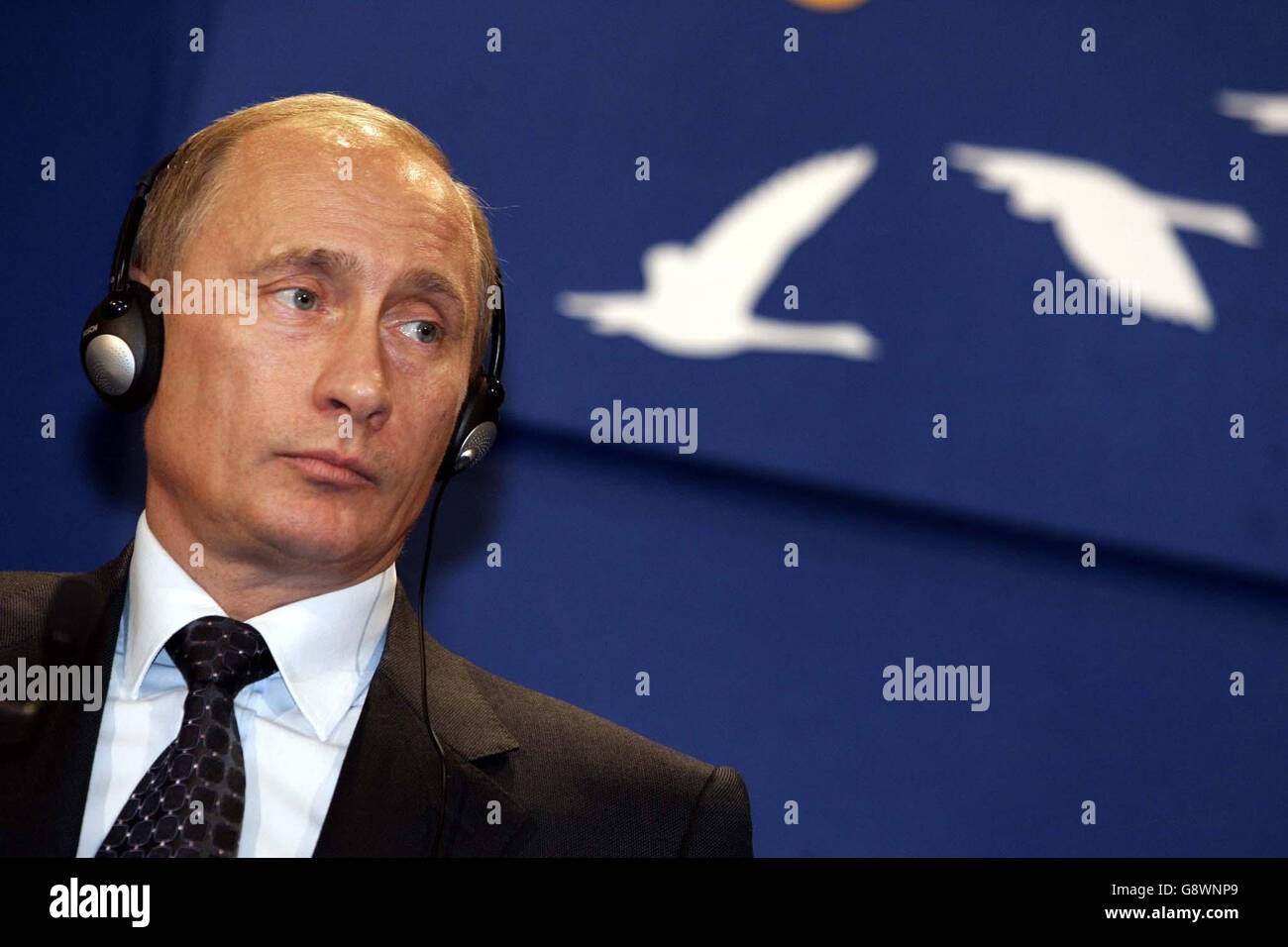 Der russische Präsident Wladimir Putin hört sich die Frage eines Reporters während einer gemeinsamen Pressekonferenz mit dem britischen Premierminister Tony Blair, unseen, am Dienstag, dem 4. Oktober 2005, im Lancaster House im Zentrum von London am Ende des Gipfeltreffens zwischen der Europäischen Union und Russland an. Siehe PA POLITIK Russland. DRÜCKEN SIE VERBANDSFOTO. Das Foto sollte lauten: AP/Lefteris Pitarakis/WPA Pool/PA. Stockfoto