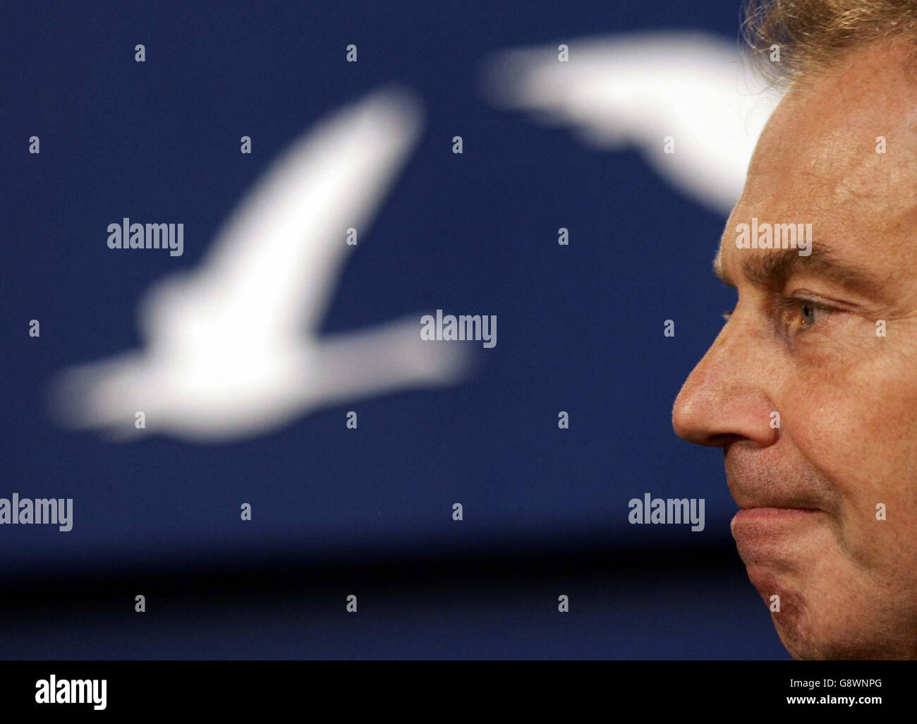 Der britische Premierminister Tony Blair blickt ungesehen auf den russischen Präsidenten Wladimir Putin, als er die Frage eines Reporters während einer gemeinsamen Pressekonferenz im Lancaster House im Zentrum von London am Dienstag, dem 4. Oktober 2005, am Ende des Gipfeltreffens zwischen der Europäischen Union und Russland beantwortet. Siehe PA POLITIK Russland. DRÜCKEN SIE VERBANDSFOTO. Das Foto sollte lauten: AP/Lefteris Pitarakis/WPA Pool/PA. Stockfoto