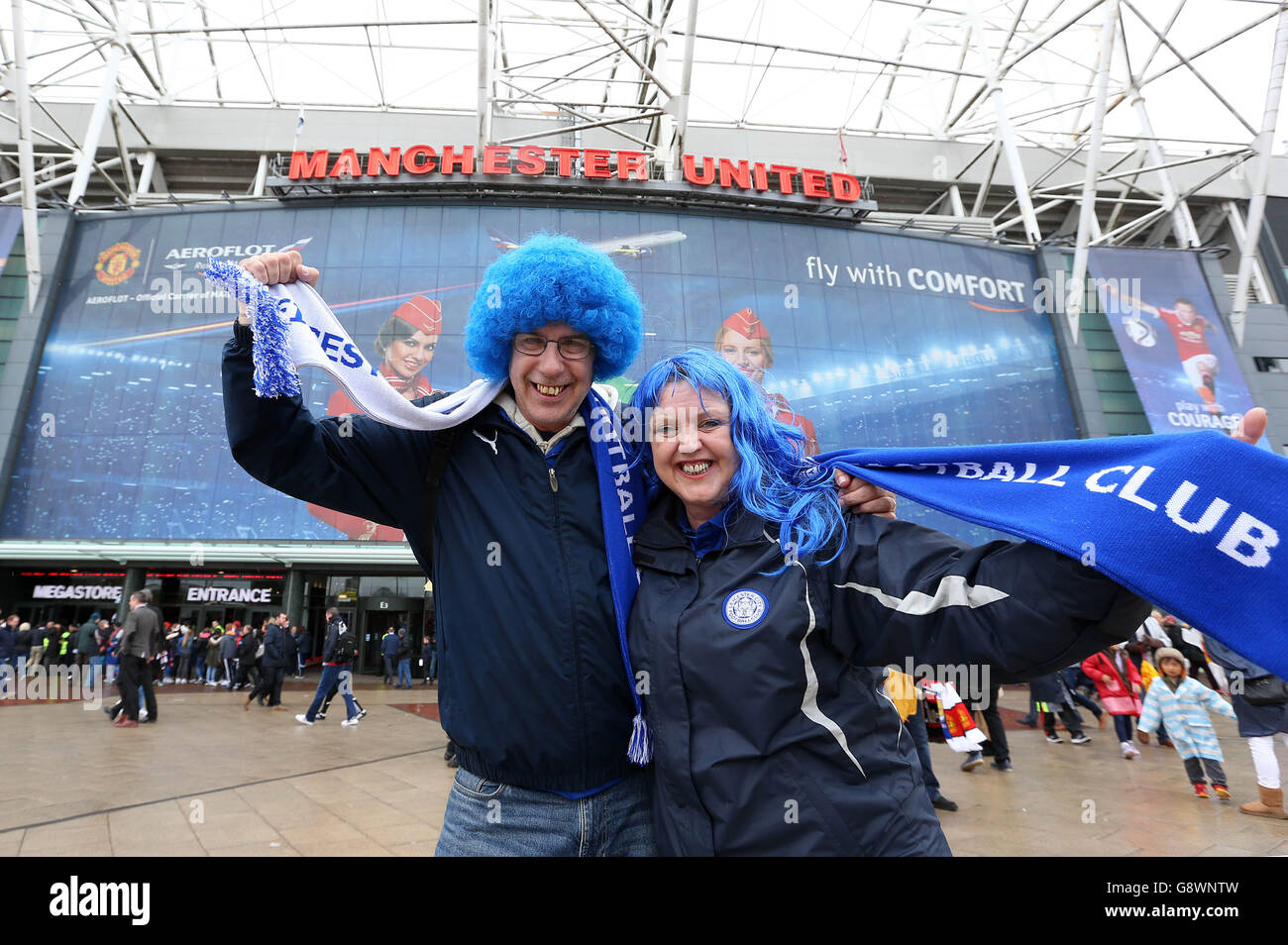 Die Leicester-Fans Dave und Linda Stanaway vor dem Spiel der Barclays Premier League in Old Trafford, Manchester. Stockfoto