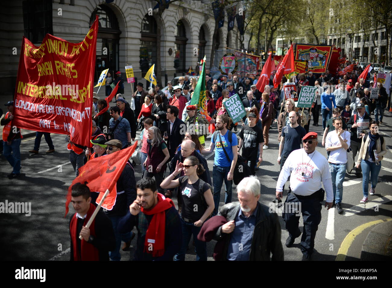 Tausende marschieren zum Trafalgar Square im Zentrum von London, um die Errungenschaften der Arbeiter bei einer Kundgebung am 1. Mai zu feiern, bei der Jeremy Corbyn den Antisemitismus verurteilte. Stockfoto