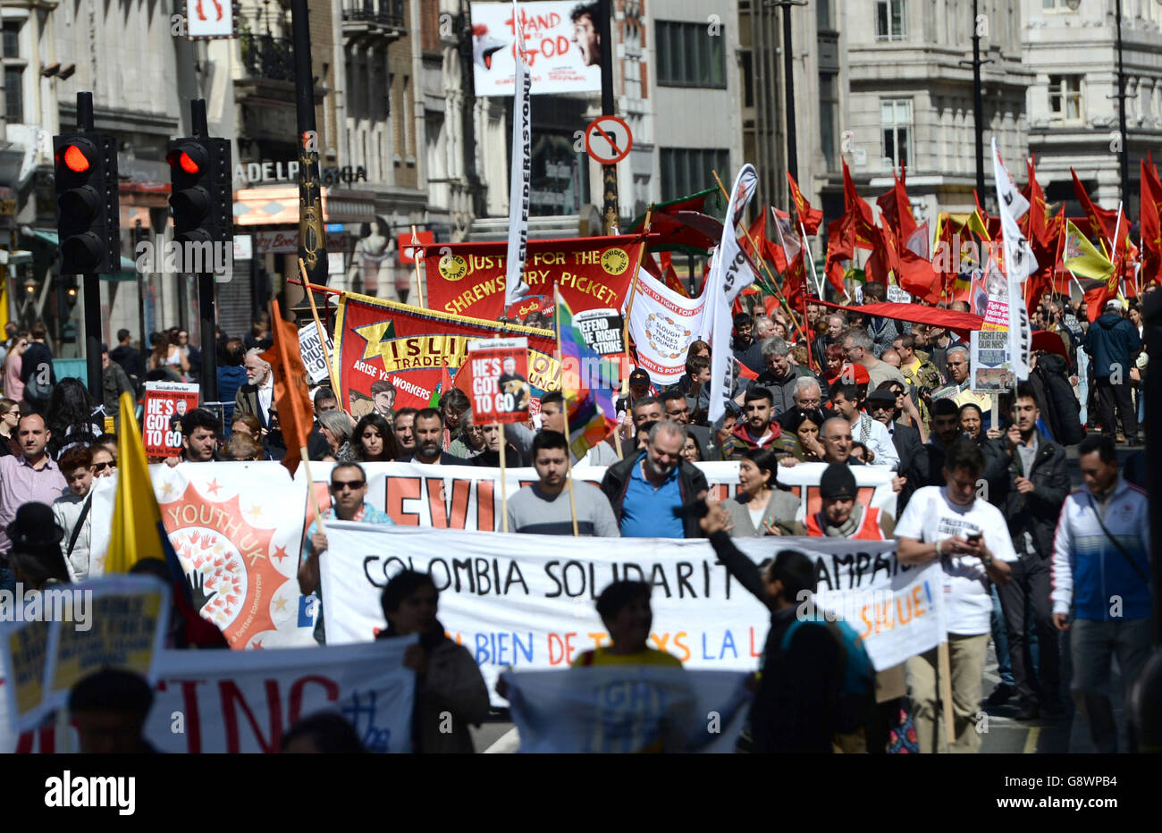 Tausende marschieren zum Trafalgar Square im Zentrum von London, um die Errungenschaften der Arbeiter bei einer Kundgebung am 1. Mai zu feiern, bei der Jeremy Corbyn den Antisemitismus verurteilte. Stockfoto