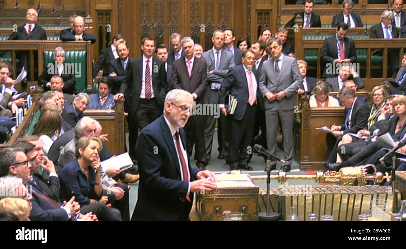 Labour-Chef Jeremy Corbyn antwortet, nachdem Premierminister David Cameron vor dem Unterhaus eine Erklärung über seine persönlichen Finanzen abgegeben hatte, nachdem er erfahren hatte, dass er von einem Offshore-Fonds profitiert habe. Stockfoto