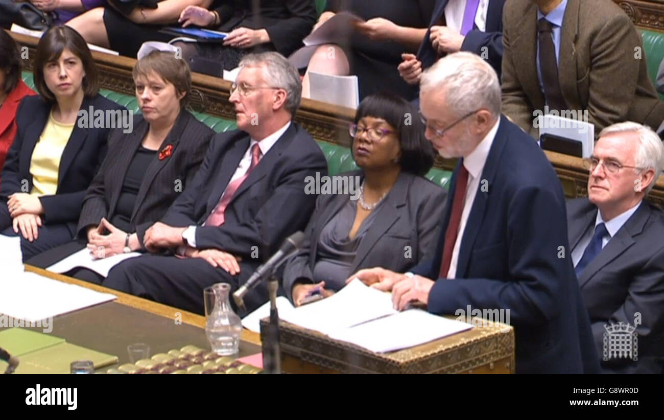 Labour-Chef Jeremy Corbyn antwortet, nachdem Premierminister David Cameron vor dem Unterhaus eine Erklärung über seine persönlichen Finanzen abgegeben hatte, nachdem er erfahren hatte, dass er von einem Offshore-Fonds profitiert habe. Stockfoto