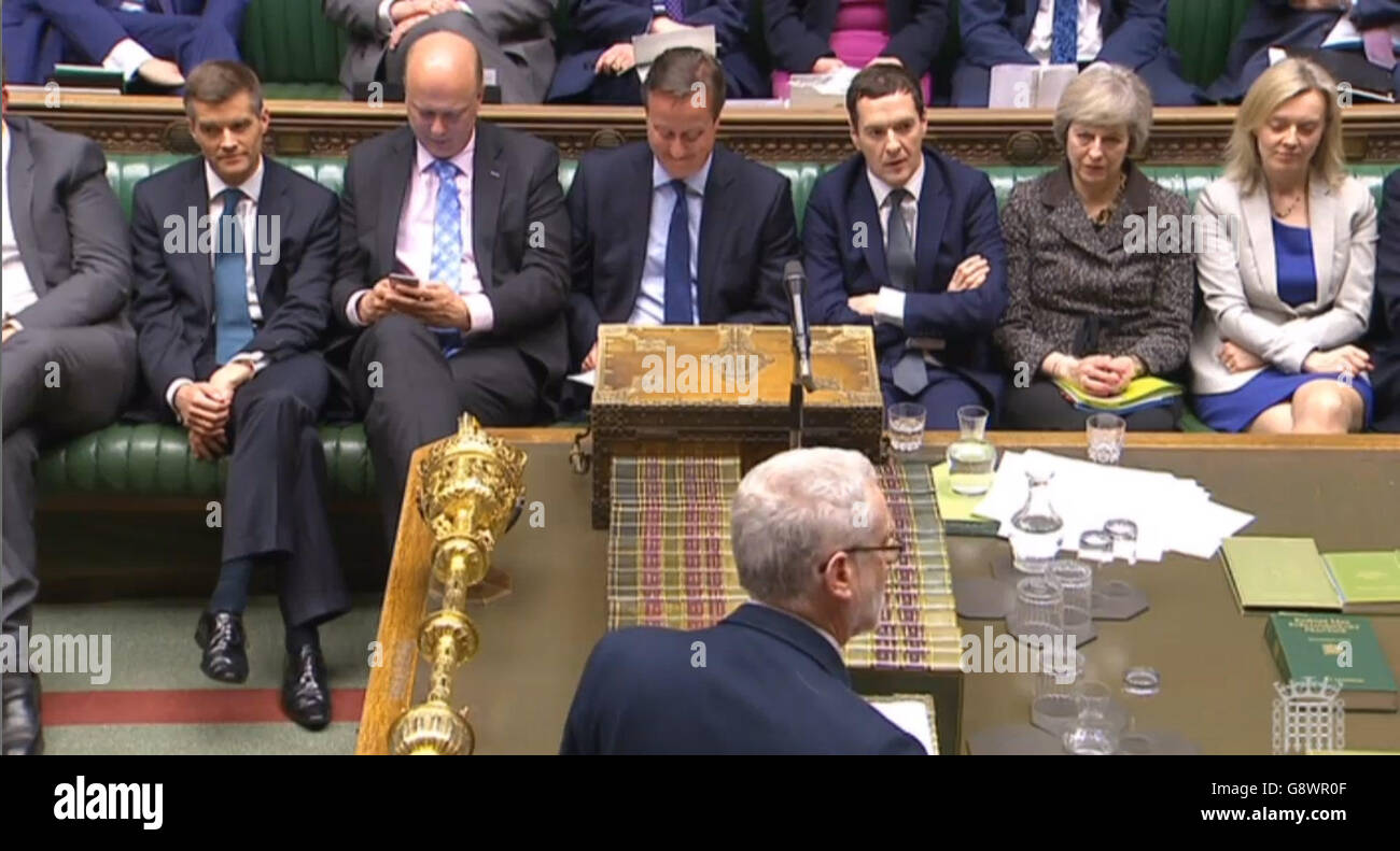 Labour-Chef Jeremy Corbyn antwortet, nachdem Premierminister David Cameron vor dem Unterhaus eine Erklärung über seine persönlichen Finanzen abgegeben hatte, nachdem er erfahren hatte, dass er von einem Offshore-Fonds profitiert habe. Stockfoto