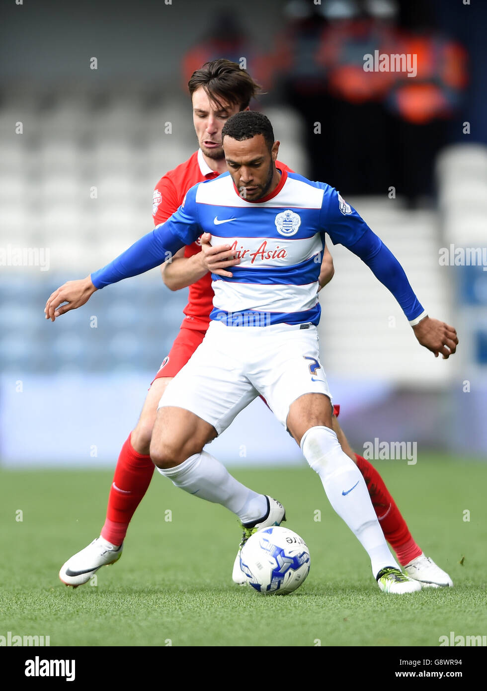 Queens Park Rangers / Charlton Athletic - Sky Bet Championship - Loftus Road. Matt Phillips (vorne) der Queens Park Rangers hält Morgan Fox von Charlton Athletic fern Stockfoto