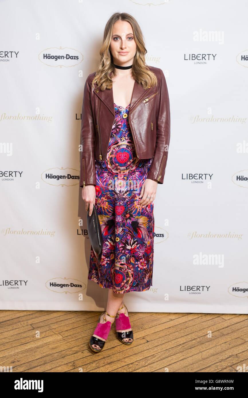 Rosie Fortescue bei der Einführung der Haagen-Dazs Little Gardens Limited Edition-Reihe - Lychee Raspberry Rose und Apricot Lavender, die nur für begrenzte Zeit in Liberty London erhältlich sein wird. Stockfoto