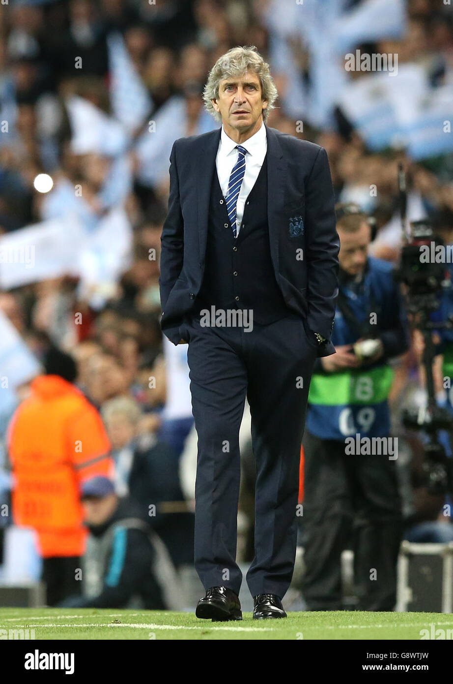 Manchester Citys Manager Manuel Pellegrini ruft beim UEFA Champions League Quarter Final, Second Leg Match im Etihad Stadium, Manchester, Befehle aus der Touchline. DRÜCKEN Sie VERBANDSFOTO. Bilddatum: Dienstag, 12. April 2016. Siehe PA Geschichte FUSSBALL man City. Bildnachweis sollte lauten: Martin Rickett/PA Wire Stockfoto