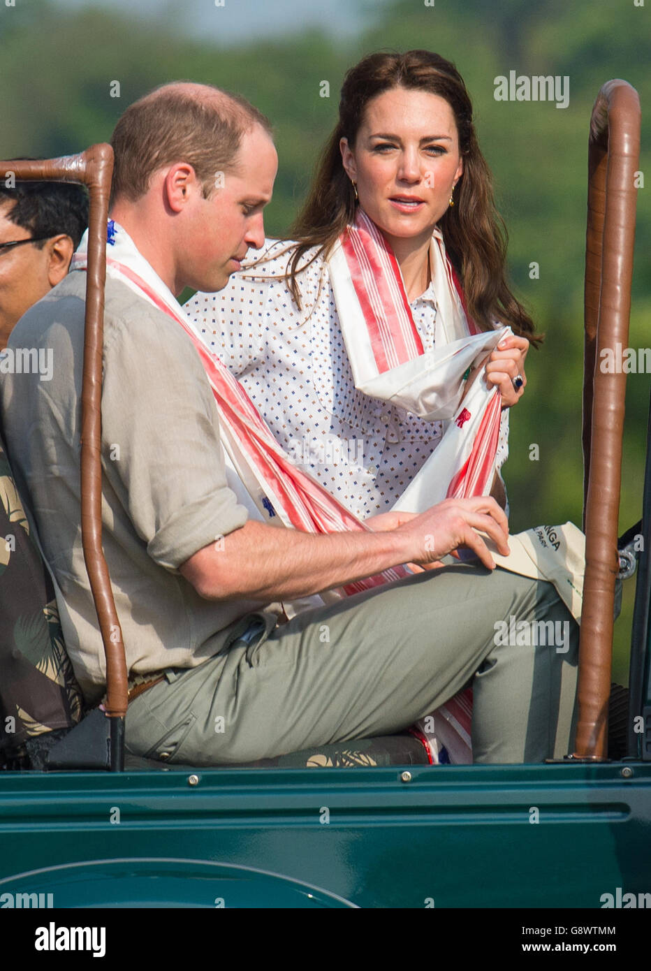 Der Herzog und die Herzogin von Cambridge bereiten sich auf eine Jeep-Safari im Kaziranga National Park in Assam, Indien, am vierten Tag der Königlichen Tour nach Indien und Bhutan vor. Stockfoto