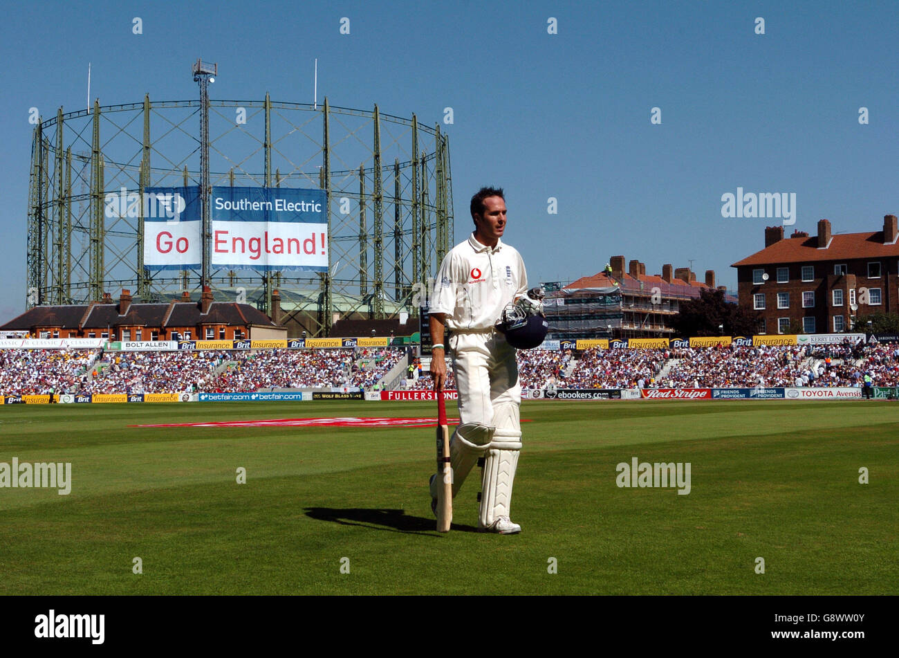 Cricket - The Ashes - npower Fifth Test - England gegen Australien - The Brit Oval. Englands Kapitän Michael Vaughan geht entrütet davon, von Australiens Shane Warne gebeugt zu werden Stockfoto