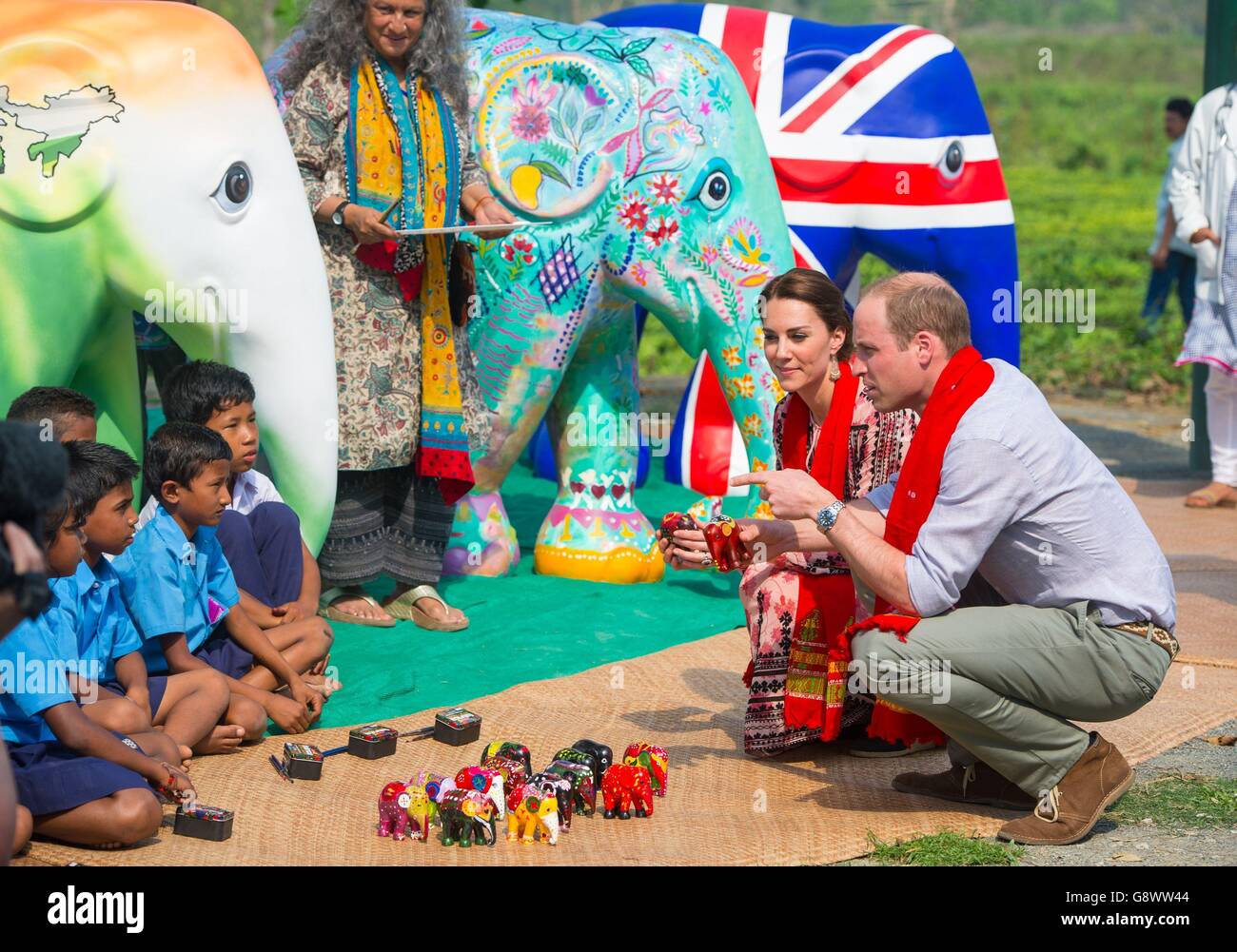 Der Herzog und die Herzogin von Cambridge sprechen bei einem Besuch der Mark Shand Foundation im Kaziranga National Park in Assam, Indien, am vierten Tag der königlichen Tour nach Indien und Bhutan mit Kindern in der Nähe einer Statue der drei Elefanten-Parade. Stockfoto