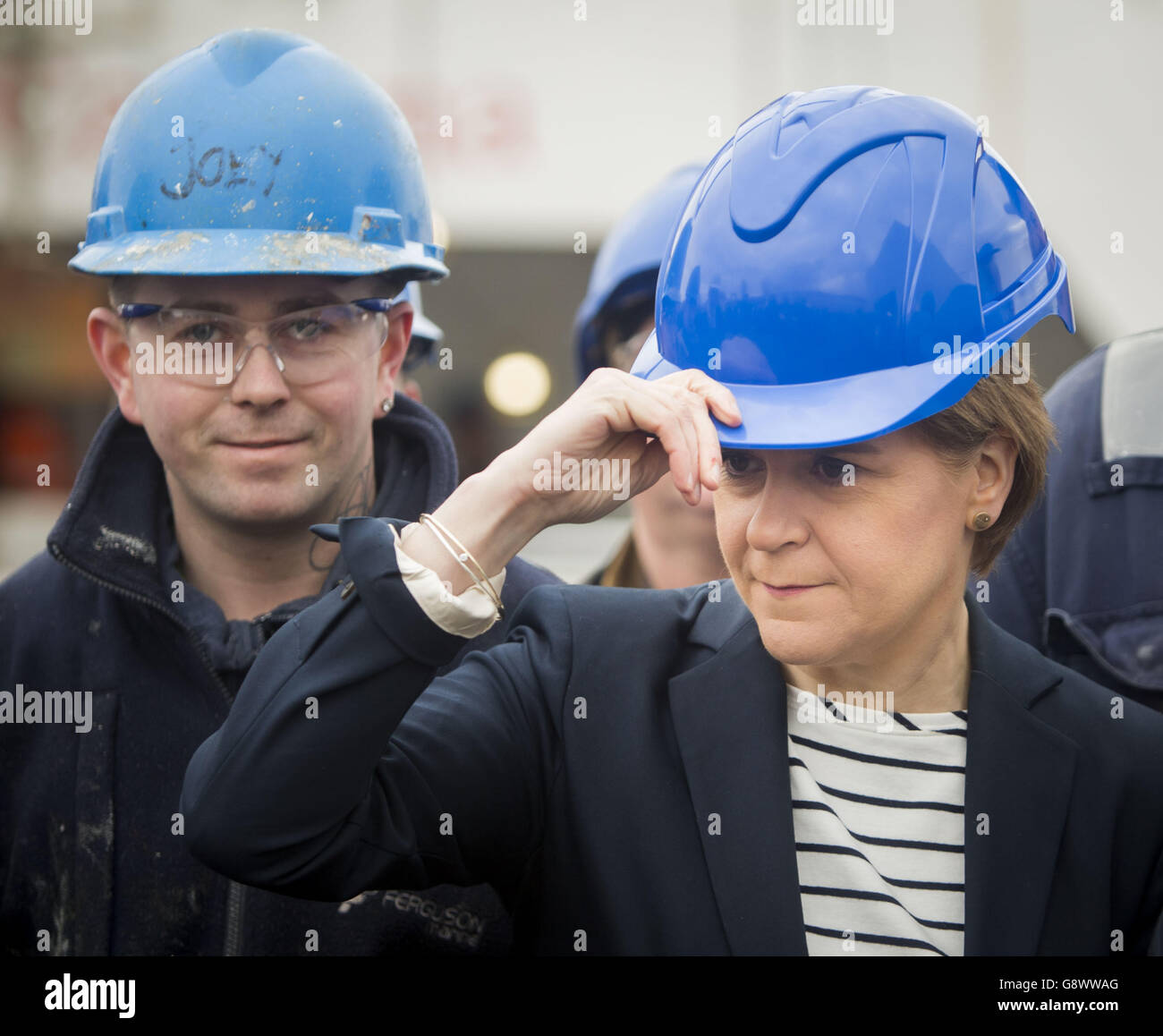 Nicola Sturgeon, die Vorsitzende der schottischen Nationalpartei, trifft sich während ihres Besuchs auf der Ferguson-Werft in Port Glasgow auf der schottischen Wahlkampfstrecke mit Arbeitern. Stockfoto