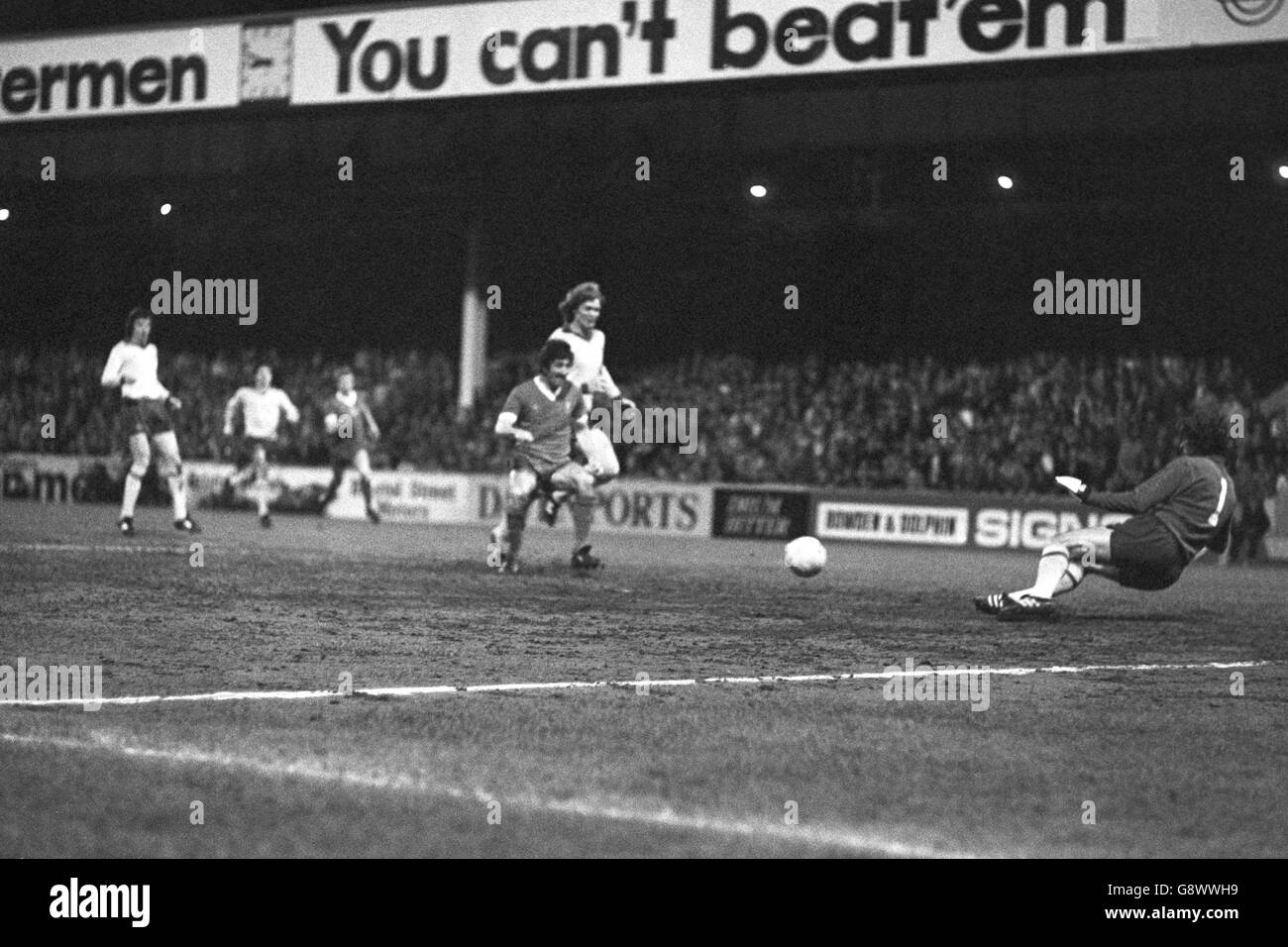 Liverpools David Johnson sieht so aus, als ein Schuss von Teamkollege David Fairclough (aus dem Bild) Arsenal-Torhüter Pat Jennings während des Halbfinalspieles in Villa Park schlägt. Stockfoto