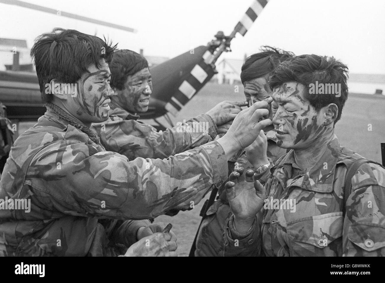 Falkland-Krieg - Gurkhas gelten Camouflage Stockfoto