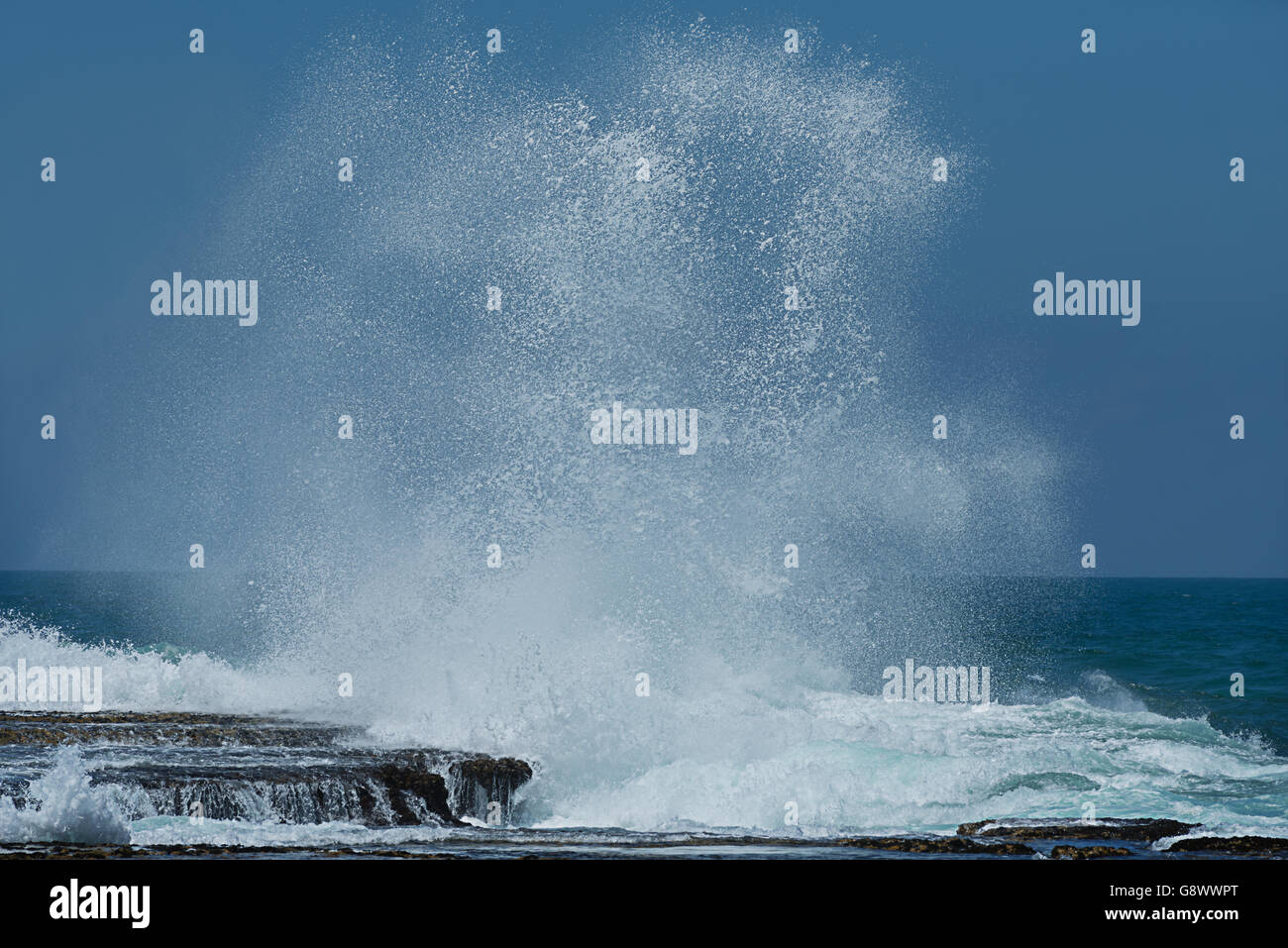 Spritzwasser am Strand. Stockfoto