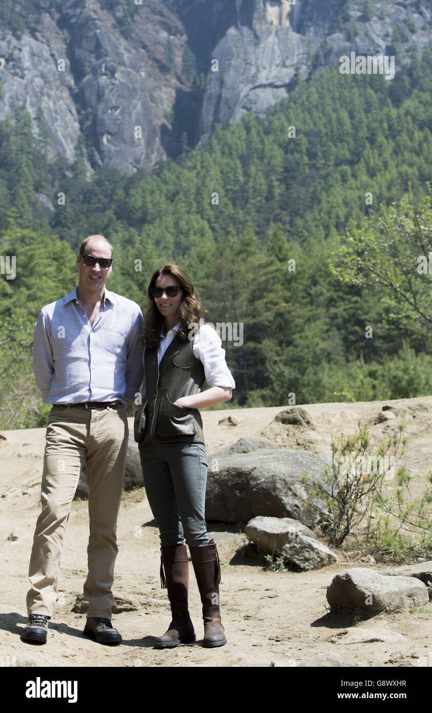 Der Herzog und die Herzogin von Cambridge während einer Wanderung zum Tiger's Nest Kloster, in der Nähe von Paro, Bhutan, während des sechsten Tages der Königlichen Tour nach Indien und Bhutan. Stockfoto