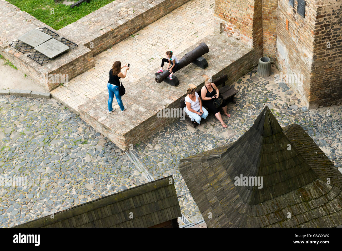 Touristen, die Ruhe und Fotografieren in Luzk hohe Schloss Hof, Luzk, Ukraine Stockfoto