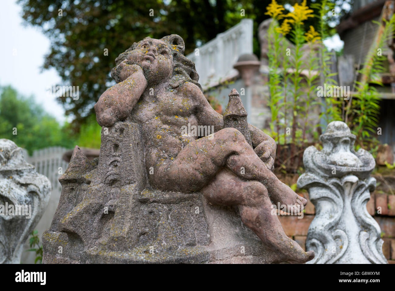 Träumende Engel Skulptur von Mykola Holowan neben seinem Haus in Luzk, Ukraine Stockfoto