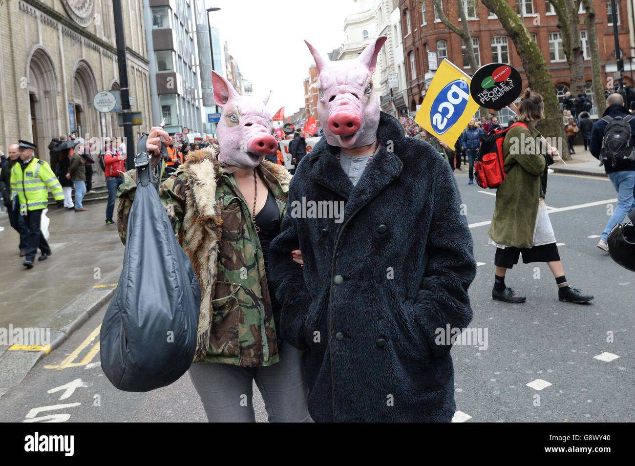 Aktivisten marschieren in einer Anti-Austeritäts-Demonstration im Zentrum von London ein. Stockfoto