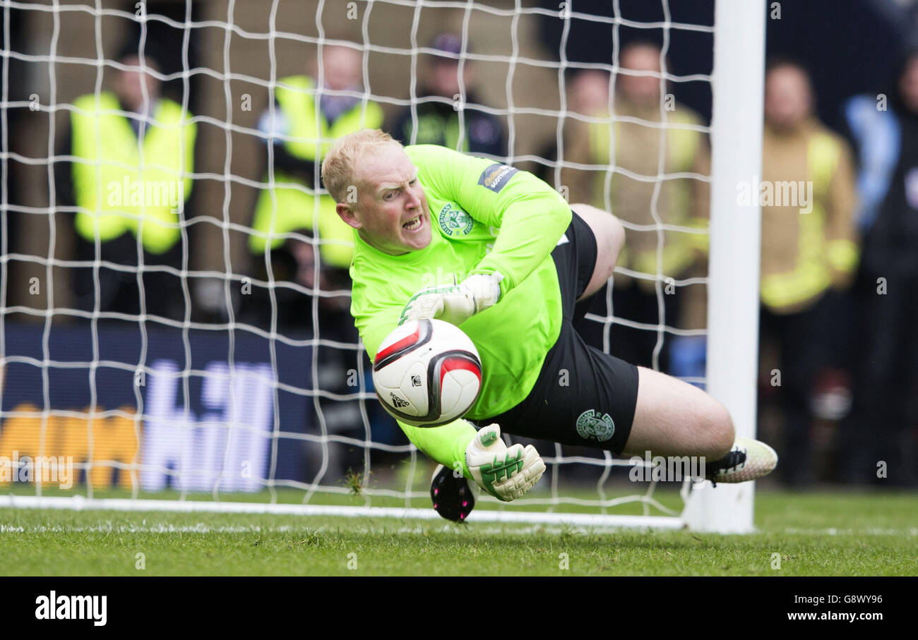 Der Hibernian Conrad Logan rettet die zweite Elfmeter im Elfmeterschießen während des Halbfinalmatches des William Hill Scottish Cup in Hampden Park, Glasgow. Stockfoto