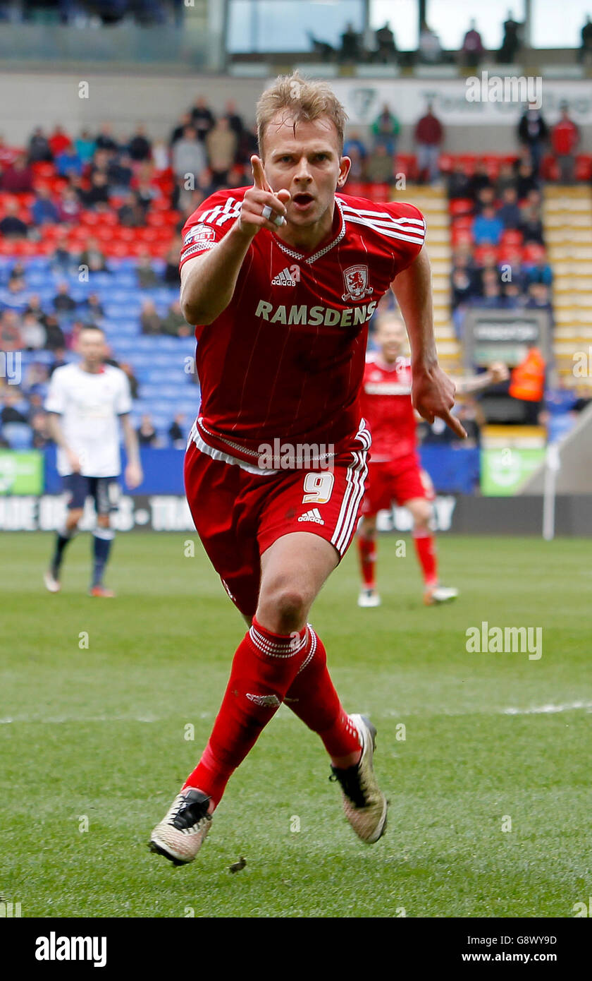 Jordan Rhodes von Middlesbrough feiert das erste Tor seiner Seite beim Spiel der Sky Bet Championship im Macron Stadium in Bolton. Stockfoto