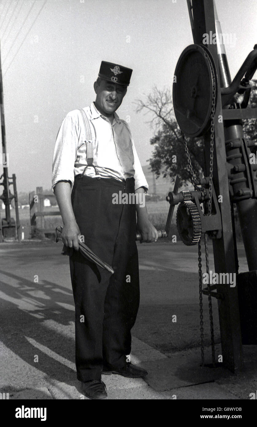 1930er Jahre, historische, Bild eines staatlichen tschechischen Eisenbahn Guard Betrieb die Riemenscheibe für den Bahnübergang in der Nähe der Kohle Bergbau Bezirk Most, Böhmen, Sudetenland, Tschechoslowakei. Stockfoto