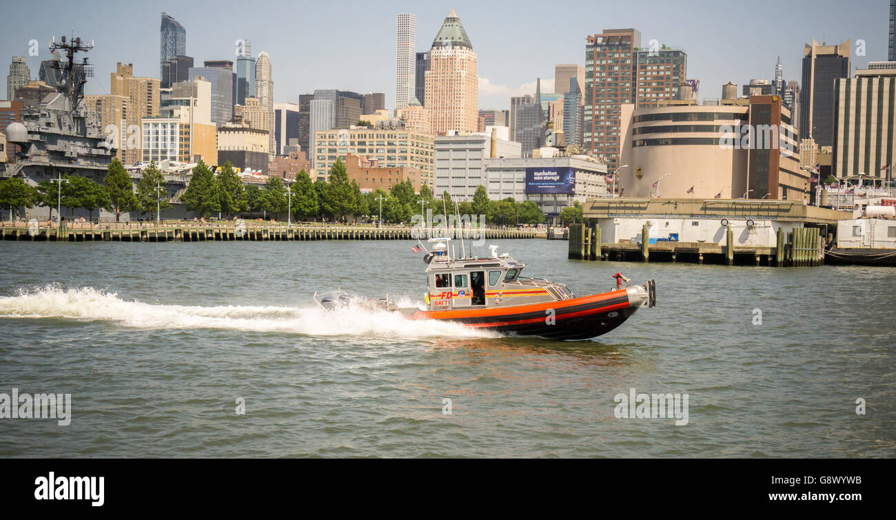 Ein Löschboot FDNY Fässer auf dem Hudson River in New York auf Samstag, 25. Juni 2016.  (© Frances M. Roberts) Stockfoto