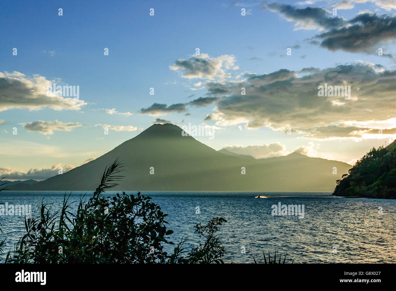 Sonnenuntergang über San Pedro Vulkans Atitlan See, Guatemala. aus gesehen Santa Cruz la Laguna. Stockfoto