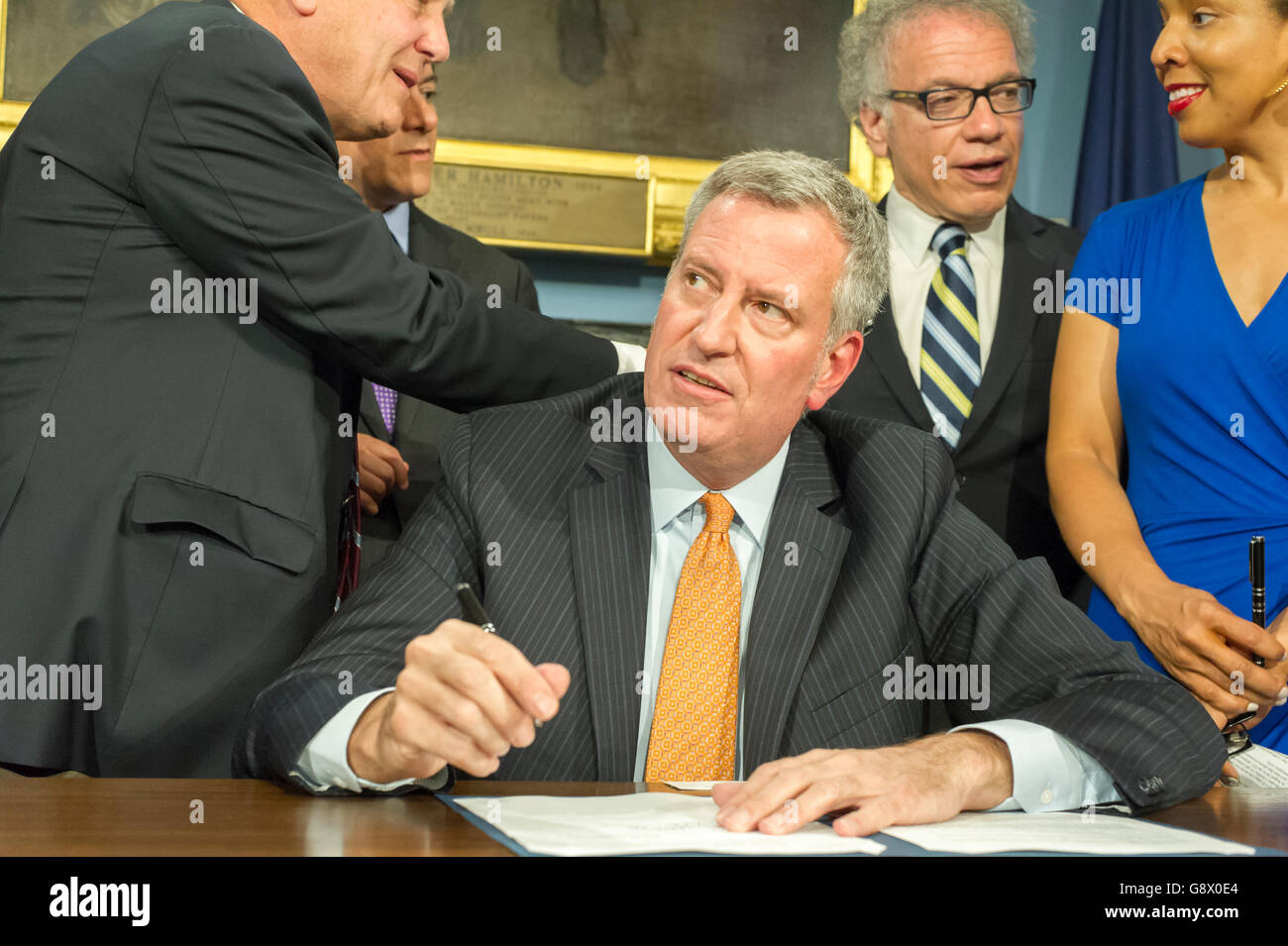 New Yorker Bürgermeister Bill De Blasio, auf eine Rechnung, die Vertragsunterzeichnung im blauen Zimmer in City Hall in New York, auf Dienstag, 28. Juni 2016.  Bürgermeister Bill De Blasio, unterzeichnete eine Rechnung, Intro 871-A in Bezug auf die Versicherung von gleichberechtigten Zugangs zur Einzelbelegung Bäder für Transgender Geschlecht und Geschlecht nicht konforme New Yorker. (© Frances M. Roberts) Stockfoto