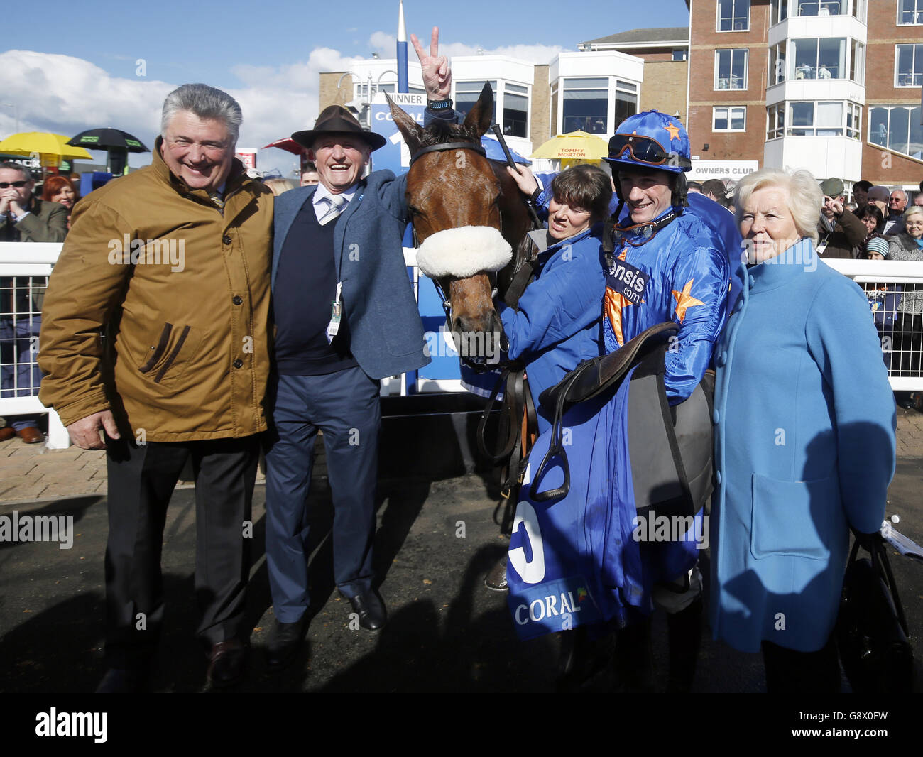 Jockey Sam Twiston-Davies (2. Rechts) mit Vicente, Gewinner des Coral Scottish Grand National Handicap Steeple Chase (Klasse 1) (Klasse 3) während des Scottish Grand National Day beim Coral Scottish Grand National Festival auf der Ayr Racecourse. Stockfoto