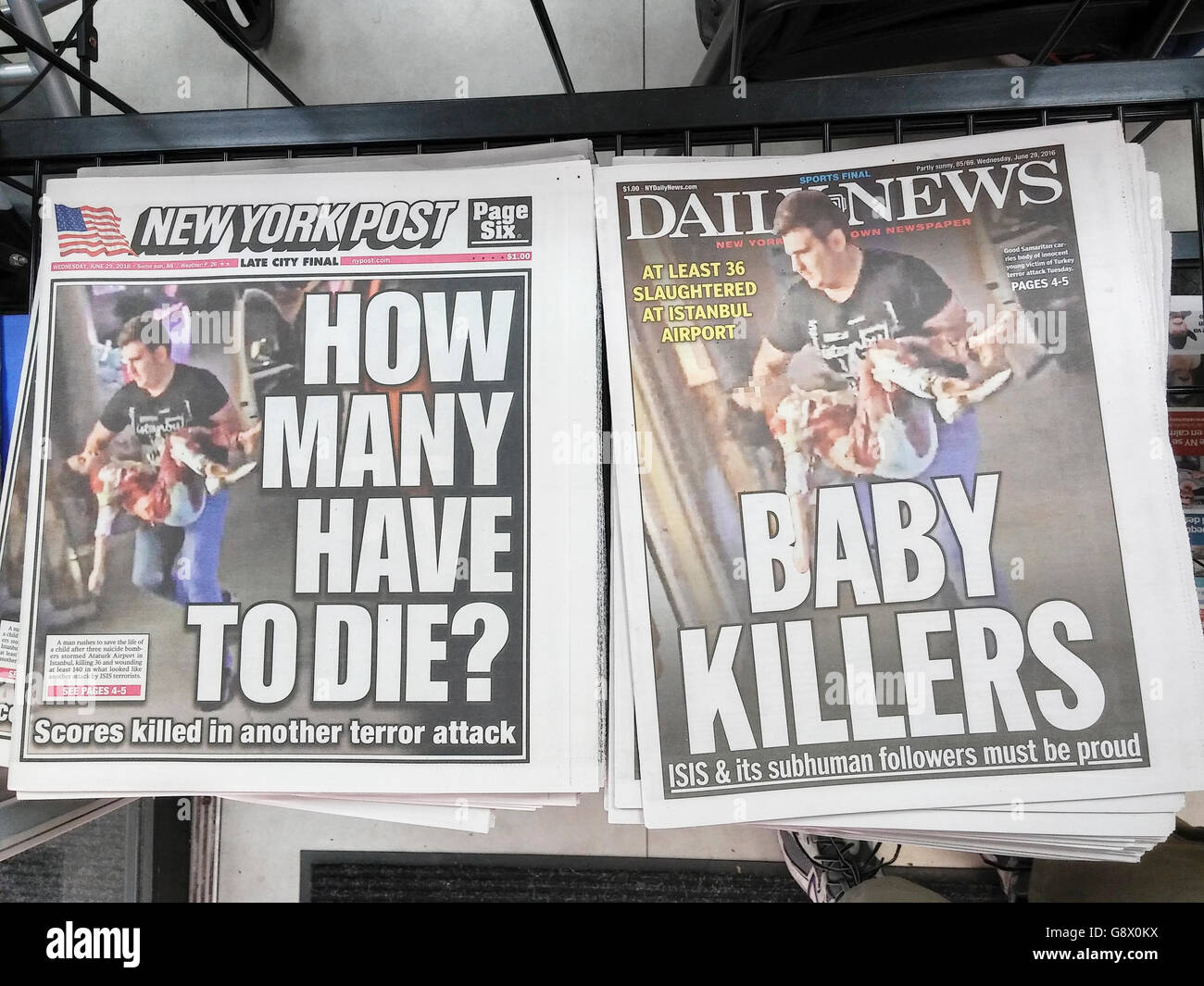 Schlagzeilen von New York Zeitungen Mittwoch, 29. Juni 2016, Bericht des Vortages Terroranschlag in Flughafen Atatürk in Istanbul, Türkei. (© Richard B. Levine) Stockfoto