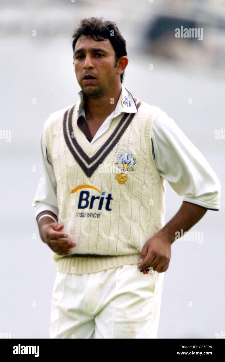 Cricket - Frizzell County Championship - Division One - Surrey V Middlesex - The Brit Oval. Azhar Mahmood, Surrey Stockfoto