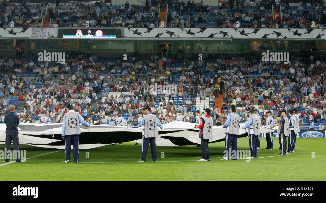 Fußball - UEFA Champions League - Gruppe F - Real Madrid / Olympiakos - Santiago Bernabeu. Ballboys Stockfoto