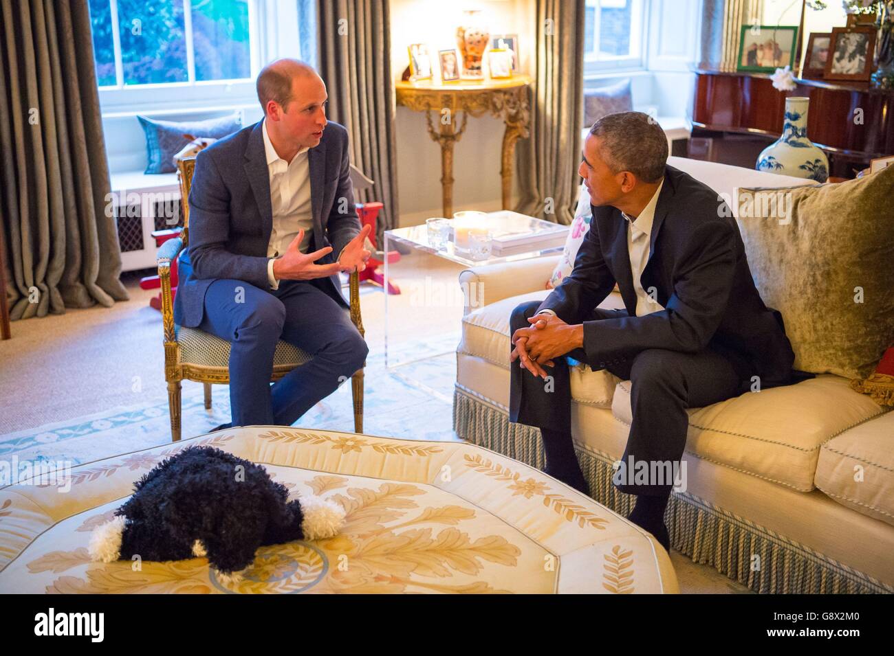 Der Herzog von Cambridge (links) spricht mit dem Präsidenten der Vereinigten Staaten Barack Obama im Drawing Room von Apartment 1A Kensington Palace, London, vor einem privaten Abendessen, das der Herzog und die Herzogin in ihrer offiziellen Residenz im Palast veranstaltet haben. Stockfoto