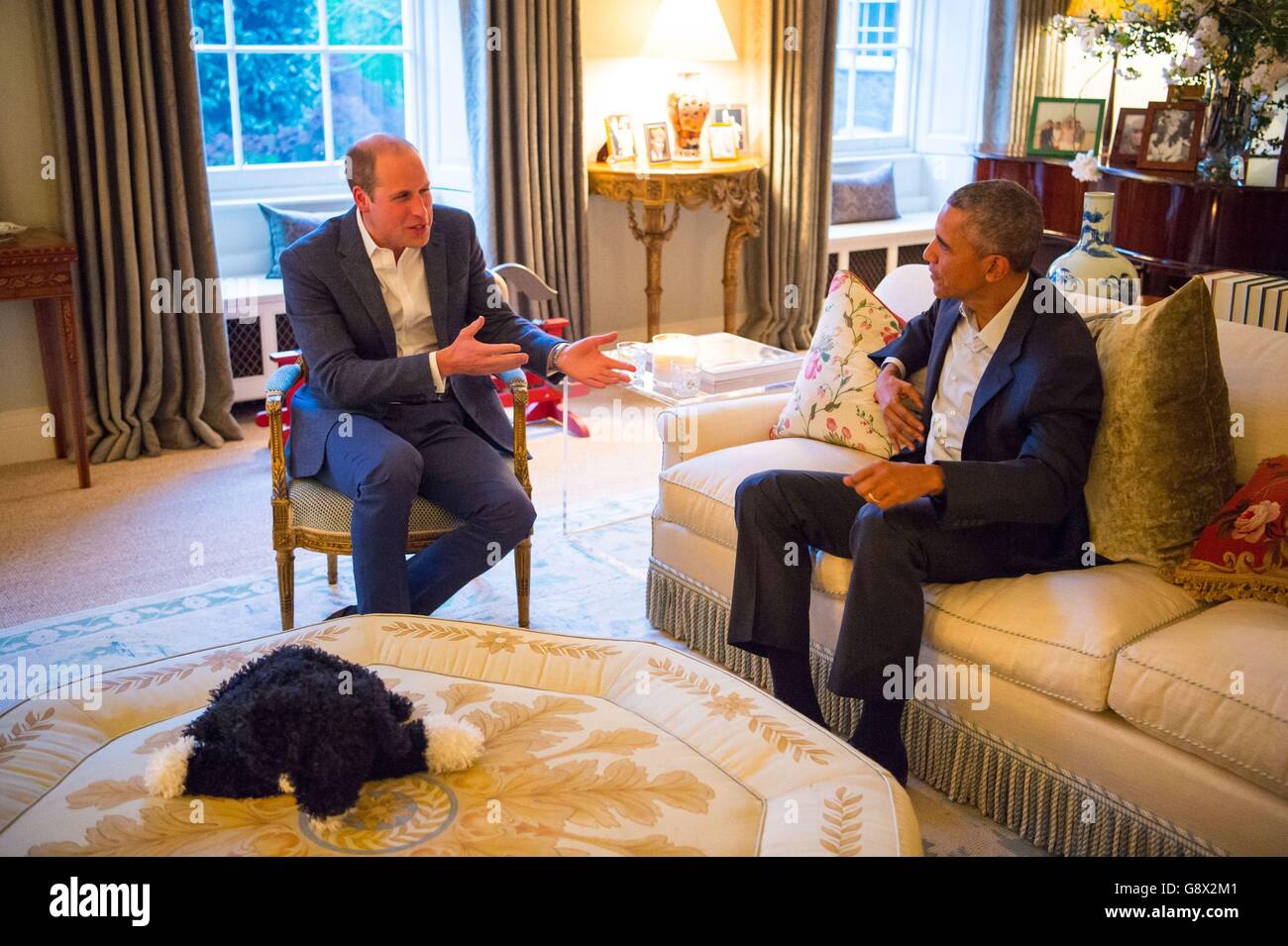 Der Herzog von Cambridge (links) spricht mit dem Präsidenten der Vereinigten Staaten Barack Obama im Drawing Room von Apartment 1A Kensington Palace, London, vor einem privaten Abendessen, das der Herzog und die Herzogin in ihrer offiziellen Residenz im Palast veranstaltet haben. Stockfoto