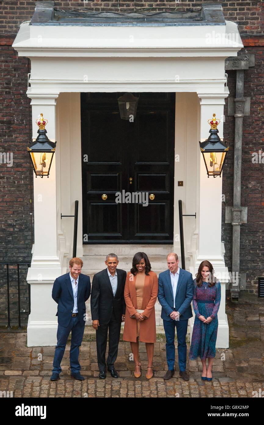 (Von links nach rechts) Prinz Harry, Präsident und First Lady der Vereinigten Staaten Barack Obama und seine Frau Michelle, Und der Herzog und die Herzogin von Cambridge posieren für ein Foto im Clock Court im Kensington Palace, London, als sie vor einem privaten Abendessen, das vom Königspaar in ihrer offiziellen Residenz im Palast veranstaltet wird, ankommen. Stockfoto